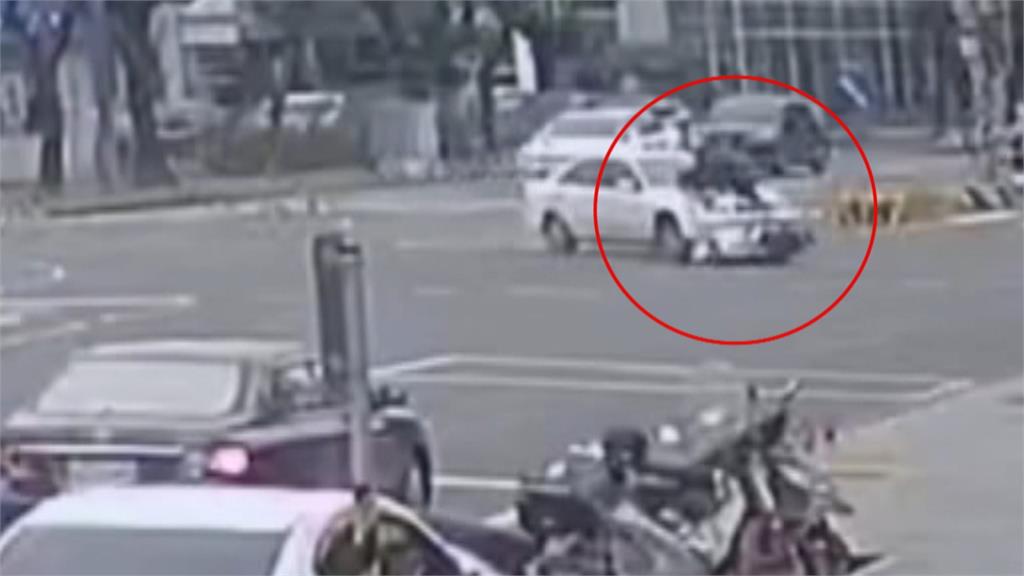 離奇車禍! 汽車撞雙載機車 騎士、乘客彈飛坐上引擎蓋