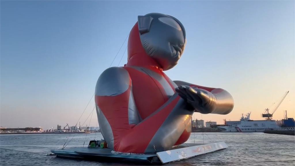 冬日遊樂園超人力霸王民眾瘋拍照　姿勢不端正隨時待命救援