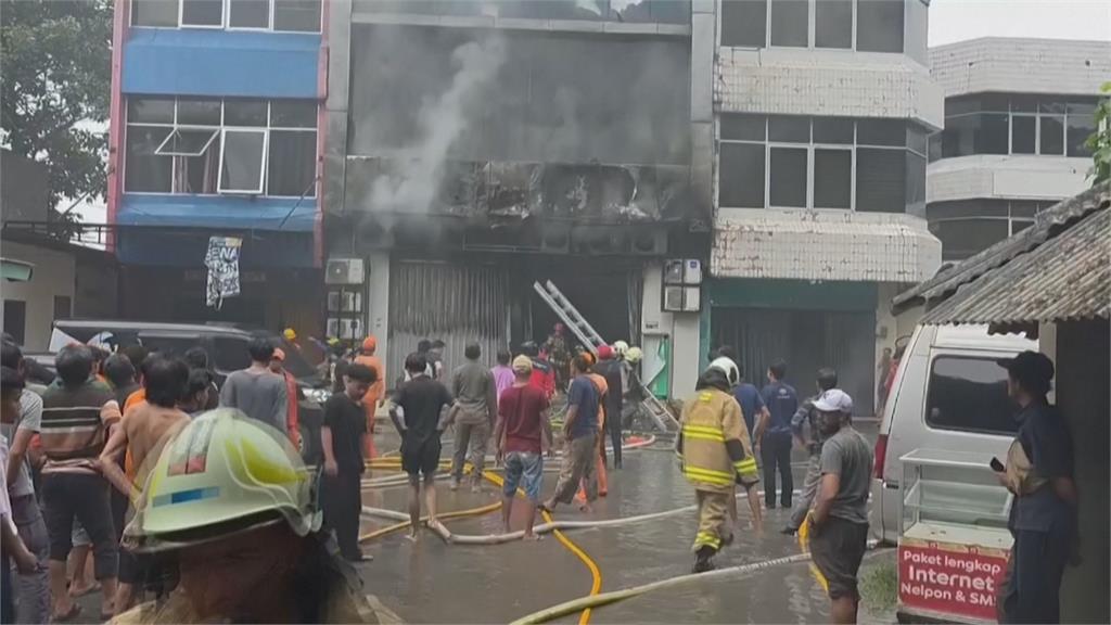 印尼雅加達7層樓建築大火釀至少22死　目擊者：一樓有電池爆炸