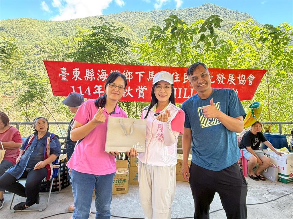 中秋送暖進災區 立委陳瑩攜手企業捐贈月餅雞精