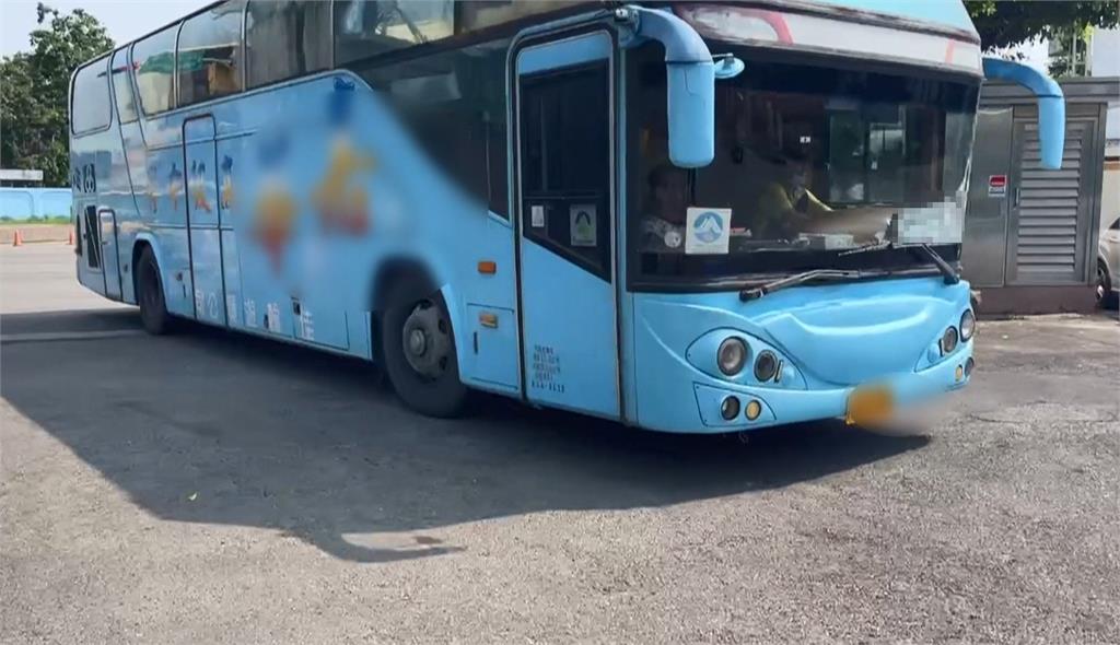 嘉義校車停紅燈違規放學生下車　後方機車險撞上閃避失控自摔