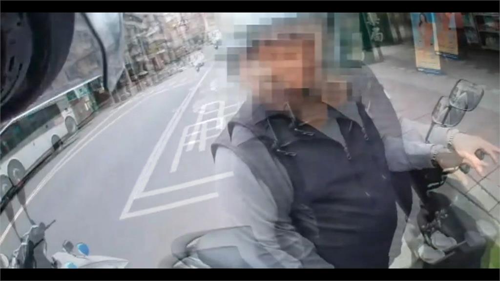 逆向不滿被警開單！　阿伯「推警車」槓警狂嗆：給你開單啊