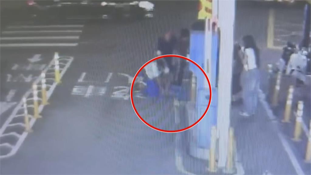帥！　男疑不滿前雇主持刀上門　路人過肩摔壓制