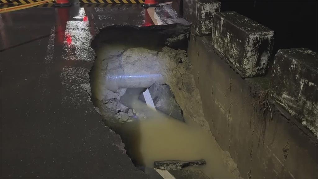 高雄大雨狂下2週！　大寮現「2米深天坑」　汽車閃不過陷入爆胎