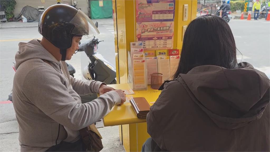 刮刮樂"百萬得主"發紅包 吸引大批民眾搶領沾好運