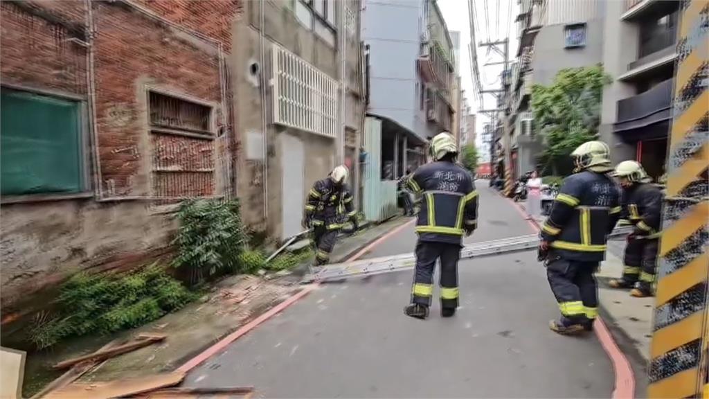 驚險！土城老屋突崩塌　男睡覺閃躲不及遭瓦片壓住