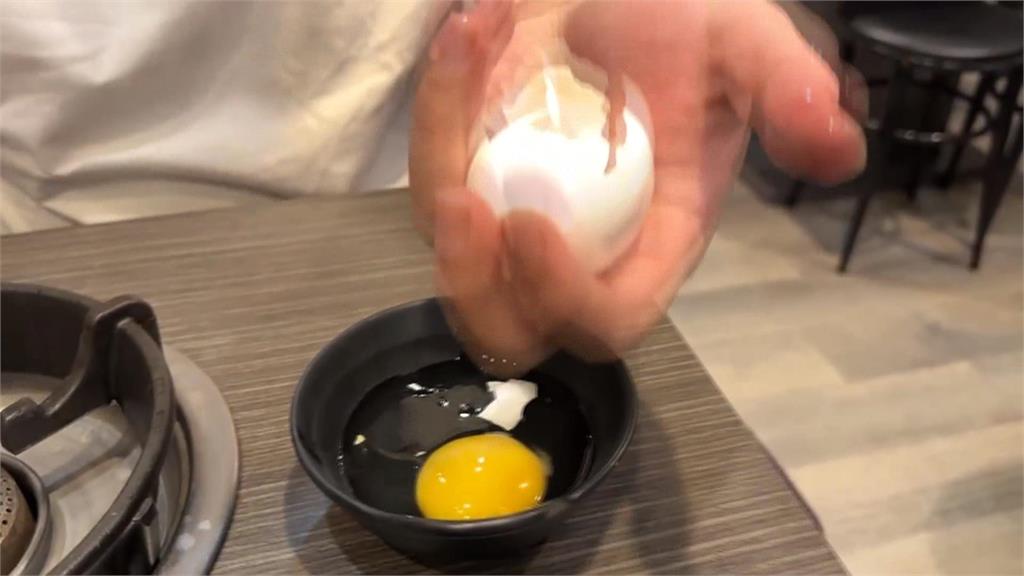 無聊當有趣？３女　火鍋店用餐　連打２顆蛋「掉地」　嬉笑畫面引熱議