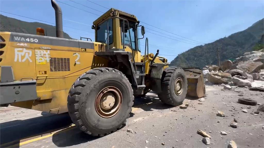 地震釀中橫便道落石砸中貨車 駕駛頭部重傷昏迷指數3