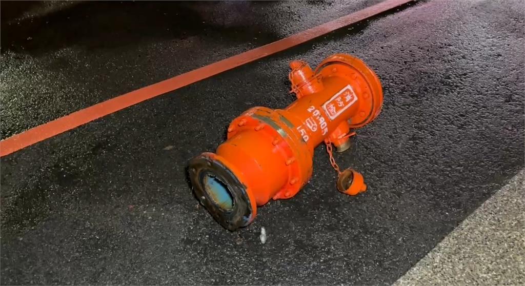 馬路上現近一樓高「噴泉」! 租賃自小客自撞消防栓逃逸