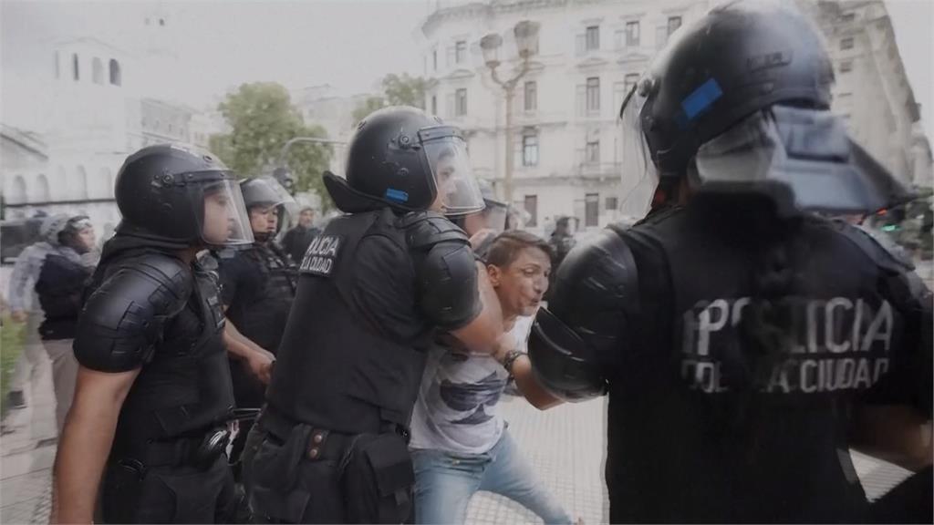阿根廷退休金改革爆示威!足球迷聲援 警民激烈衝突
