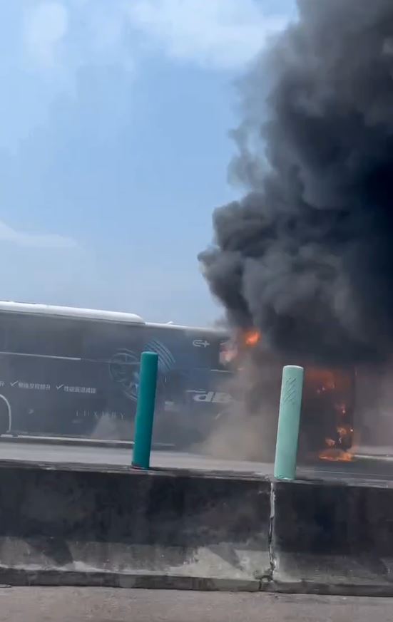 最新/嚇死!國1苗栗段客運突起火 9人緊急疏散、南下回堵3公里