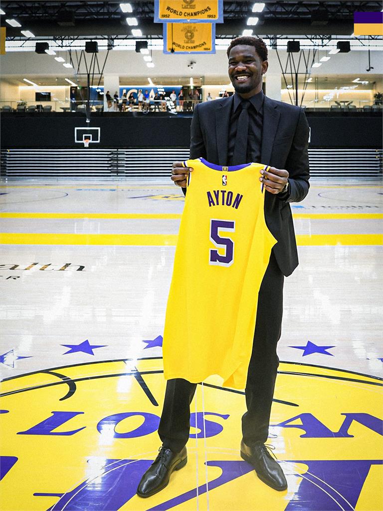 NBA/湖人新狀元中鋒亮相 稱和「動七七」並肩作戰就像打電動