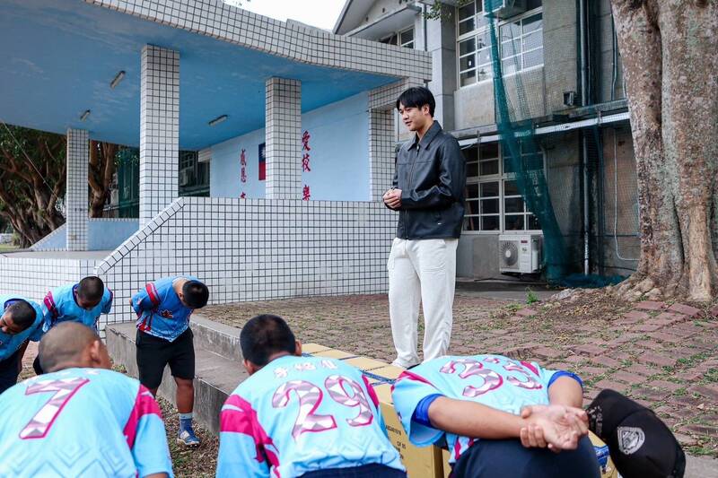 棒球／圓夢旅日前飲水思源回饋母校 張峻瑋贈球具、球鞋勉勵學弟