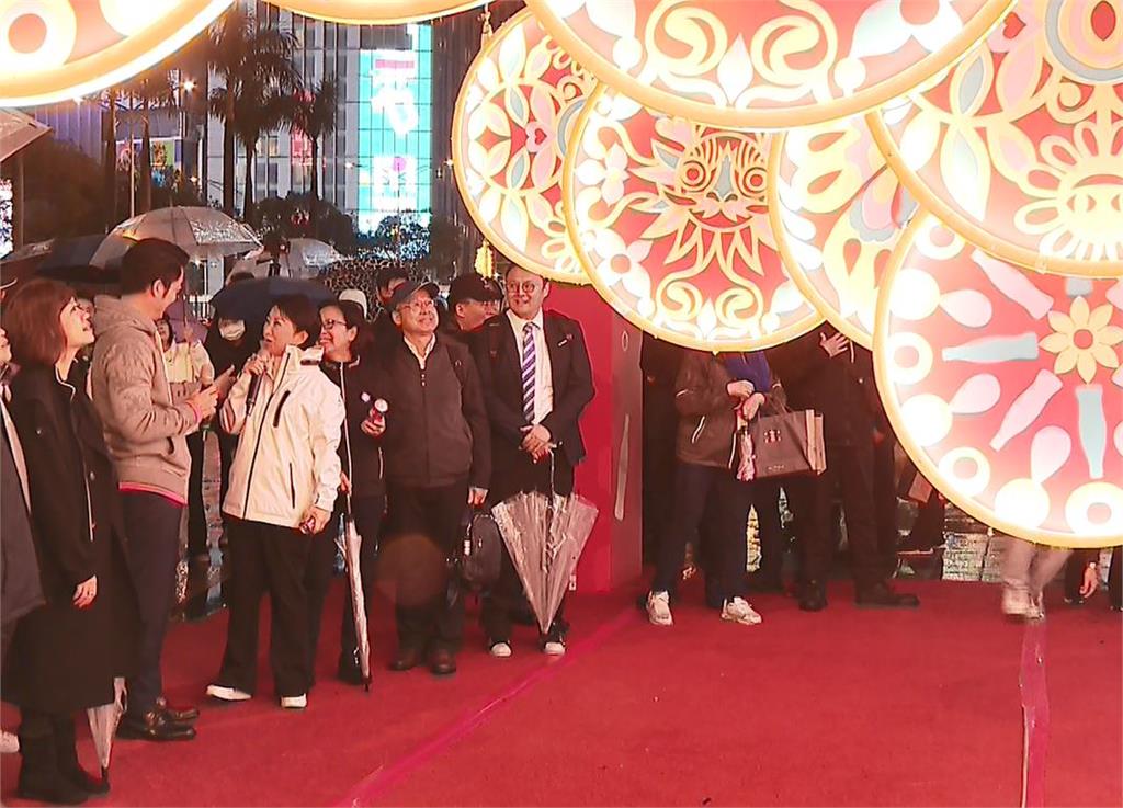 與台北市長蔣萬安看"撞臉花燈" 盧秀燕喊：「比我漂亮」