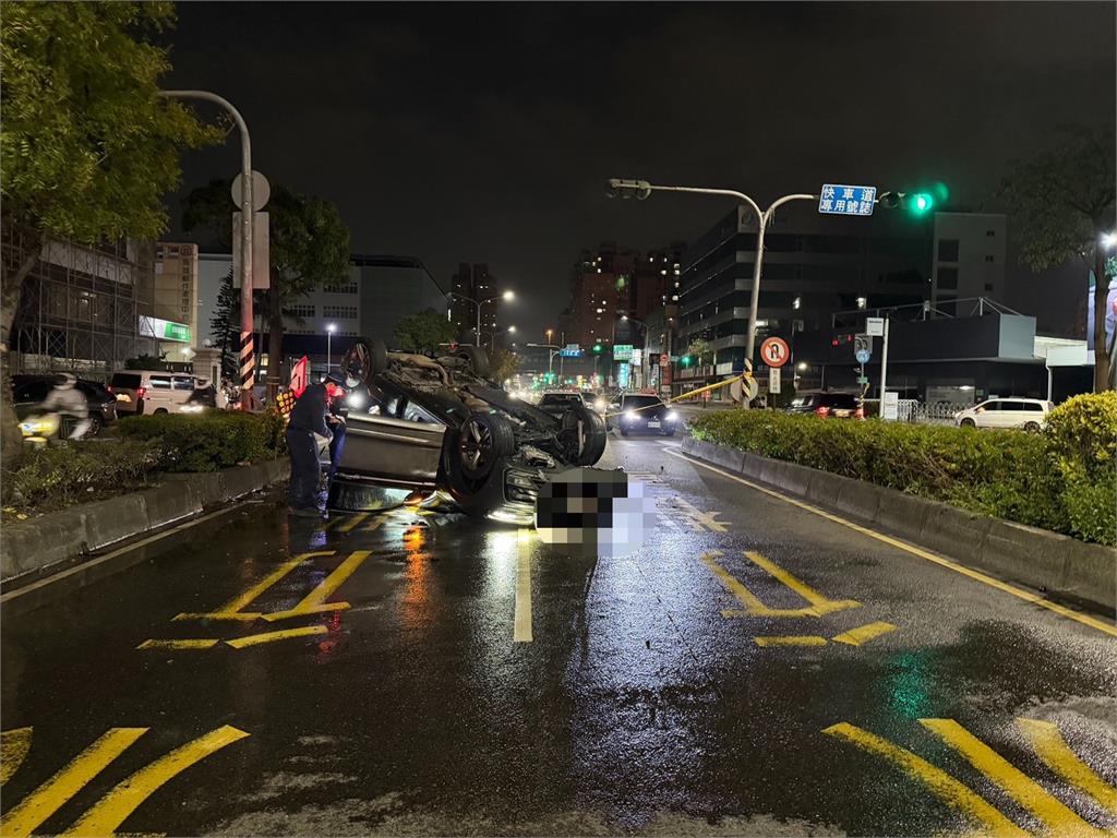 快新聞／高雄53歲酒駕男撞分隔島翻覆+火燒車+肇逃　返現場假裝路人甲