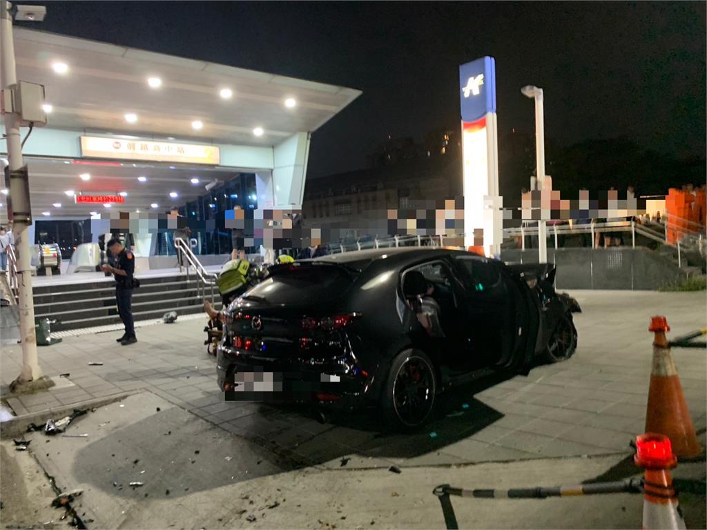 快新聞/高雄直行車VS.左轉車猛撞釀5人傷 衝至捷運站出口翻嚇壞路人