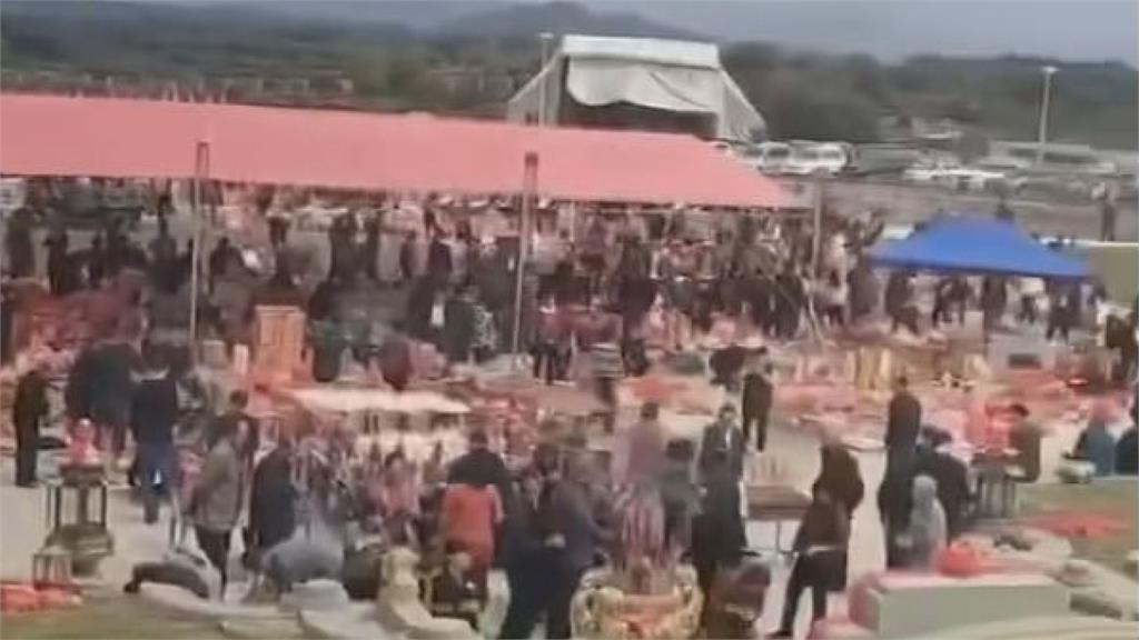 祖先也瘋狂!清明祭祖出現「大型紙紮坦克車」 網驚:跟閻王打仗嗎