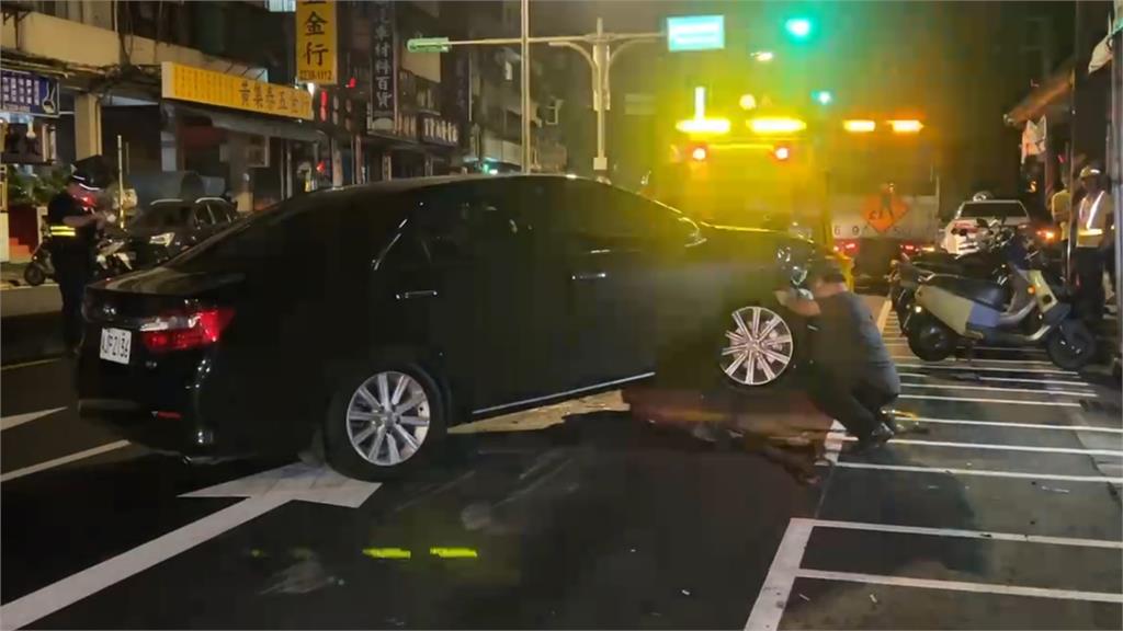 快新聞/怎麼開的?北市文山1車駕駛「自撞路旁車輛」 車身側翻「直立」路中央
