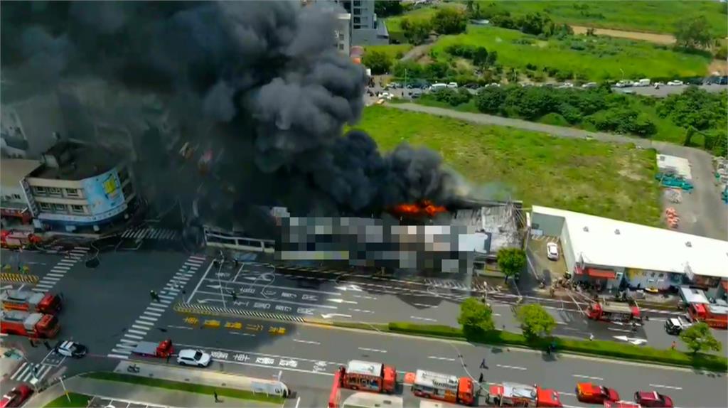 台南五金賣場大火爆炸聲頻傳 消防員四面射水灌救