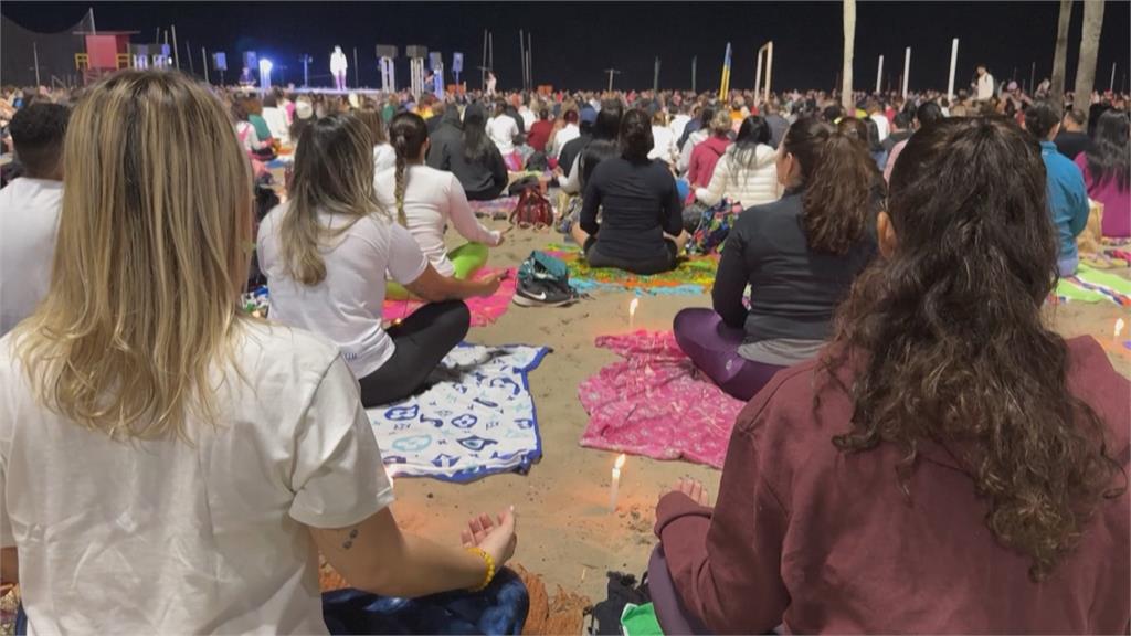 巴西海灘「日出瑜伽」夯! 數百人齊聚做瑜伽賞日出
