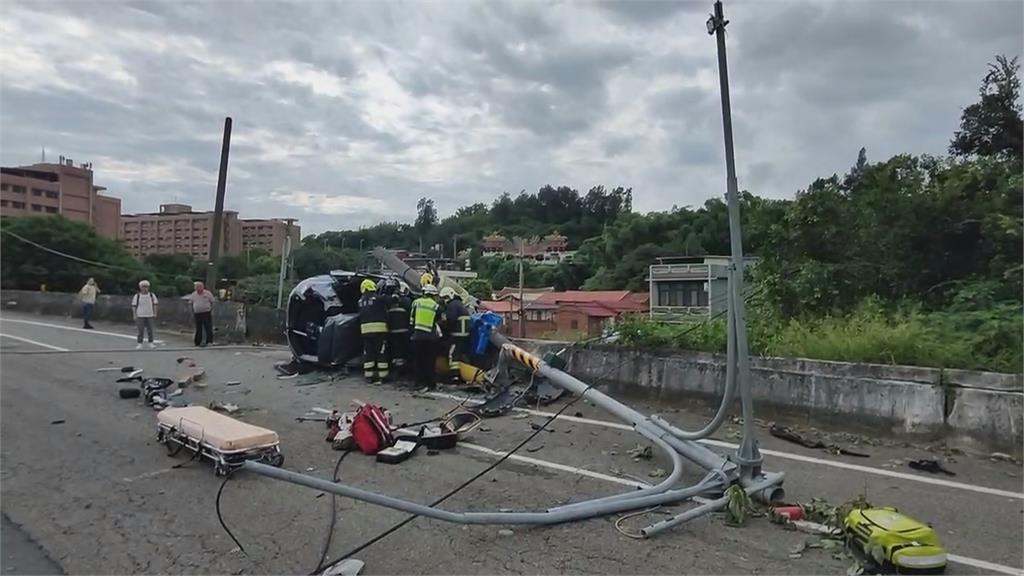 悚！苗栗休旅車撞斷４桿卡護欄　７７歲婦人身亡