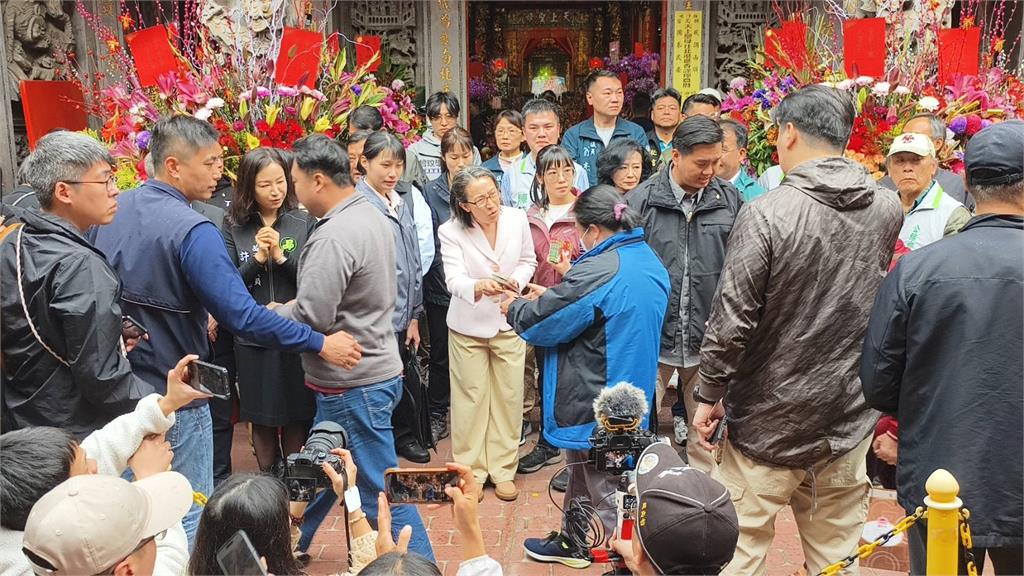 快新聞/鐵人行程!蕭美琴狂跑5宮廟發福袋 拱天宮民眾大排長龍冒雨領取