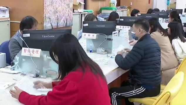 國人瘋出國旅遊！辦護照驚傳變貴「印1本虧348元」外交部研議調整規費