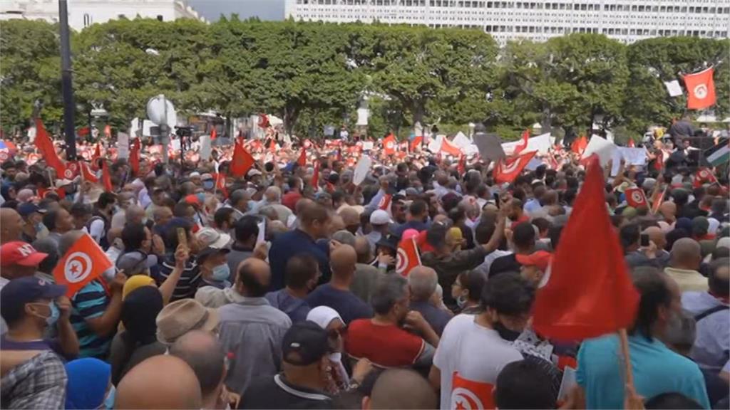 突尼西亞逾5千人上街示威！抗議總統獨攬大權　爆警民推擠衝突
