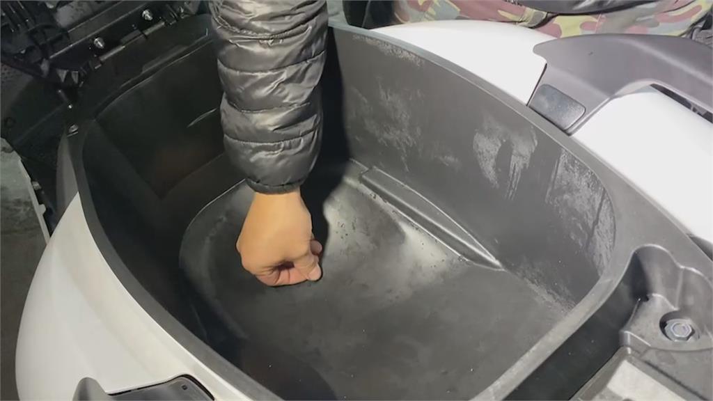 機車坐墊下「小魚優游」 這款水族箱 車行老闆搖頭