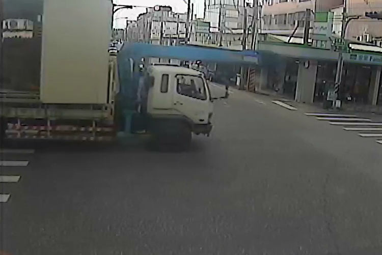吊貨車載「移動城堡」一路晃 下一秒屋頂扯到電線大停電