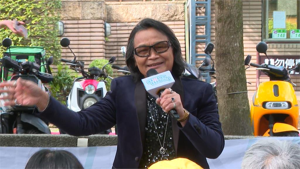 「雙金歌王」公園快閃開唱! 71歲沈文程喊當換照第一人