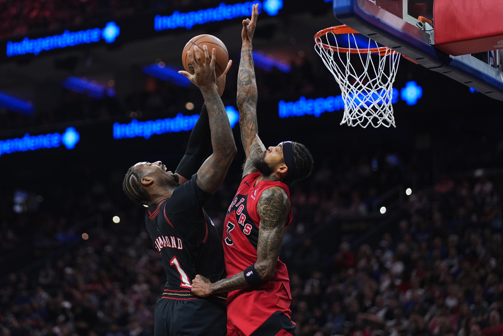 NBA(影)／暴龍球星場邊怒甩水瓶！　波及工作人員和隊友影片在網上瘋傳　