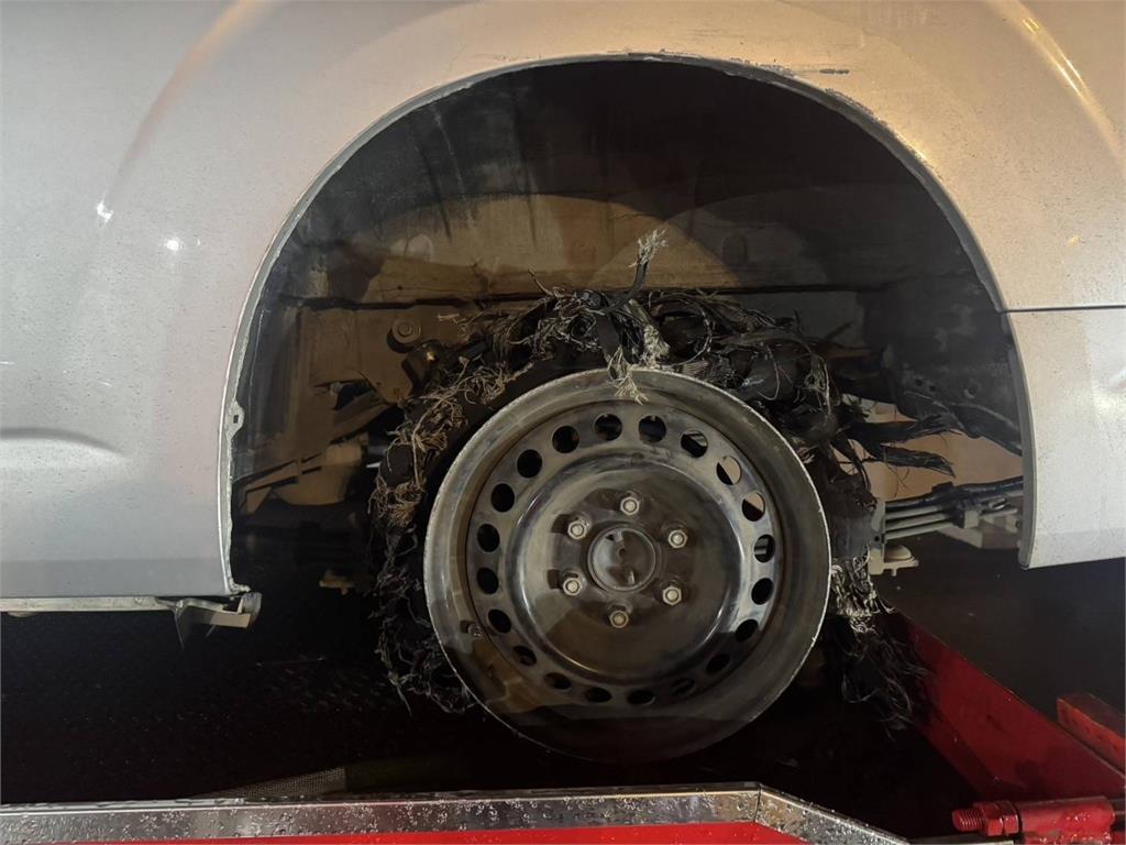 天意?國五雪隧廂型車爆胎 員警意外逮到整車11名非法移工