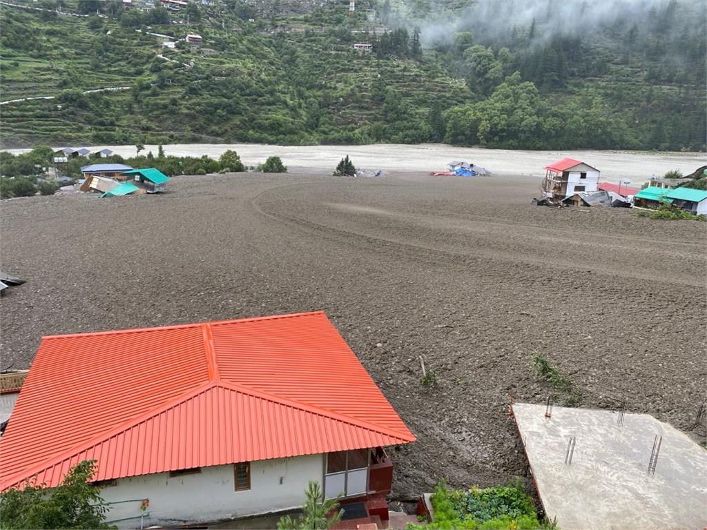 影／印度暴雨紅色警戒！村莊遭「土石流淹沒」畫面曝光⋯逾50人下落不明