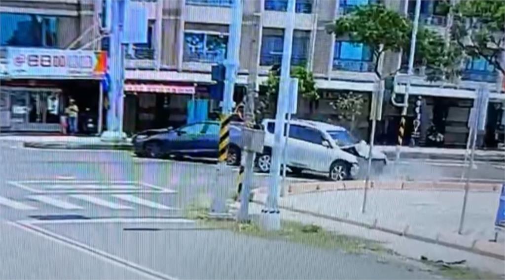 高雄路口車禍「火燒車」　一念之間！駕駛違規愛車成廢鐵