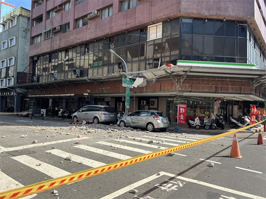 快新聞/台南震不停!來亞大樓掉磁磚砸車 黃偉哲籲:應儘速啟動危老重建