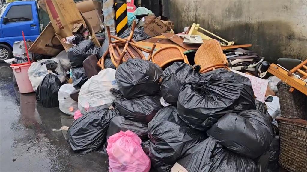 大水狂灌台南仁德！　居民損失慘重　沙發、床墊全報廢