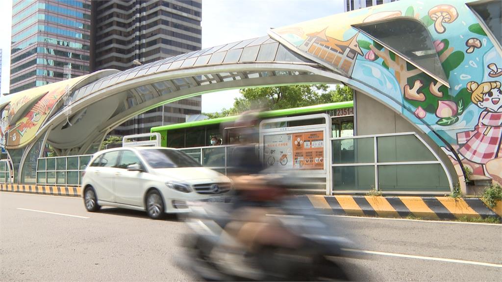 雙節公車街頭「閃電式狂切」疑為闖黃燈 其他駕駛看傻 怒按喇叭