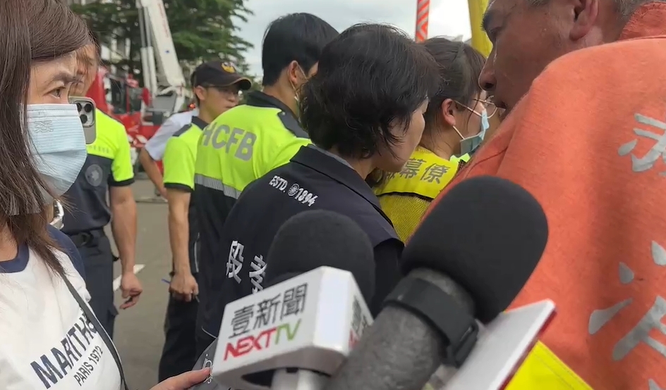 快新聞/竹市大樓火警「雲梯車救援畫面曝」 住戶困陽台一整晚:屋內煙很嗆