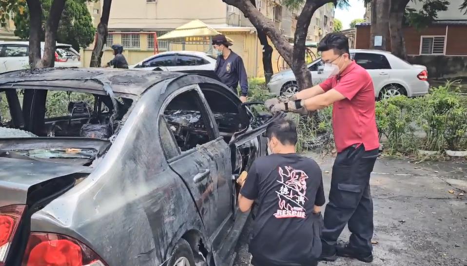 快新聞/林士傑遭連開11槍身亡 兇嫌棄車縱火滅證畫面曝光