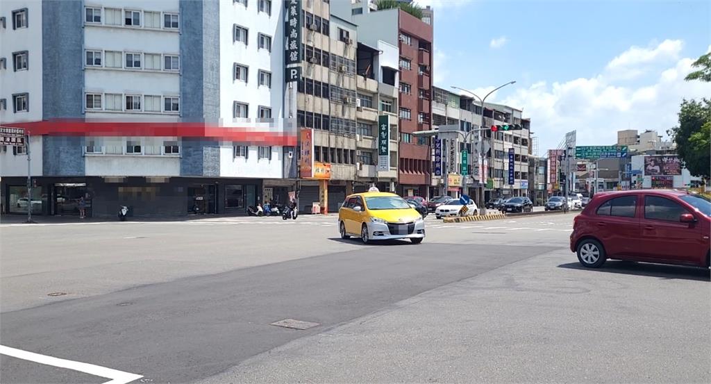 移動垃圾城堡？　台中轎車滿載回收物堆到車頂危險上路