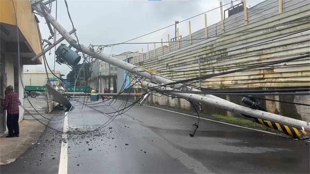 快新聞／桃園大貨車勾電線！9根電桿瞬間倒塌　釀460戶停電