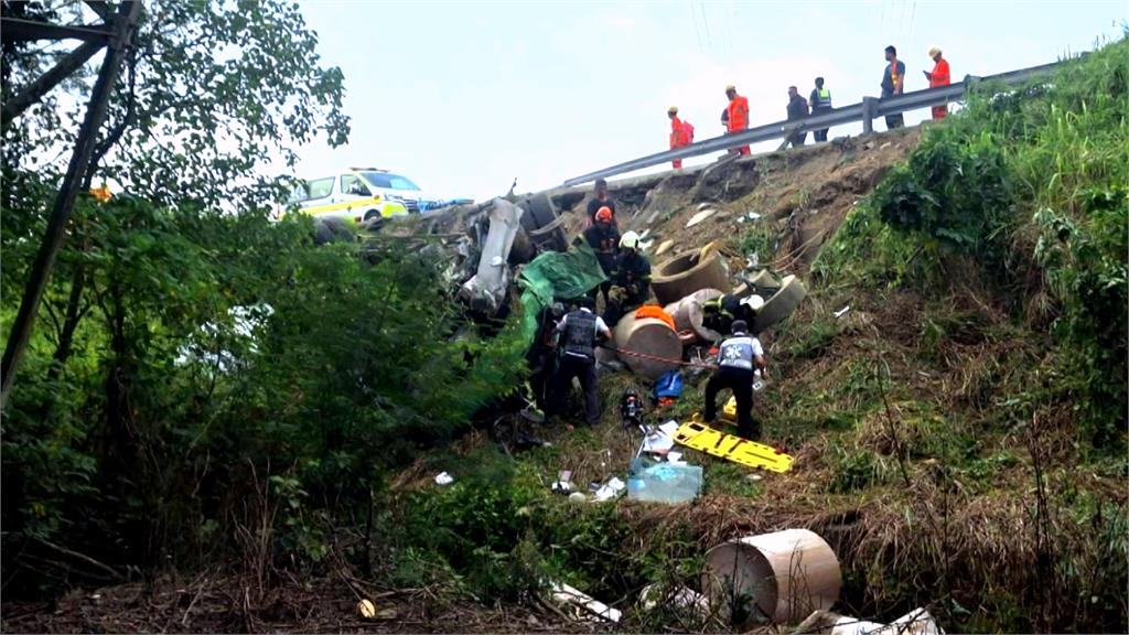 國三拖板車衝下邊坡　駕駛OHCA送醫搶救