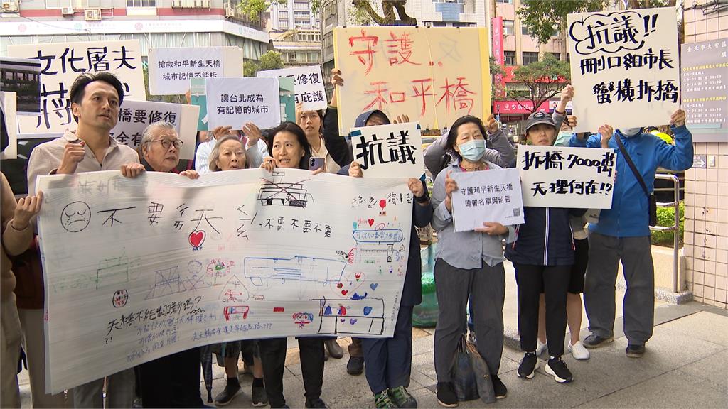 和平新生天橋突襲開拆 反拆團體與警方爆發肢體衝突