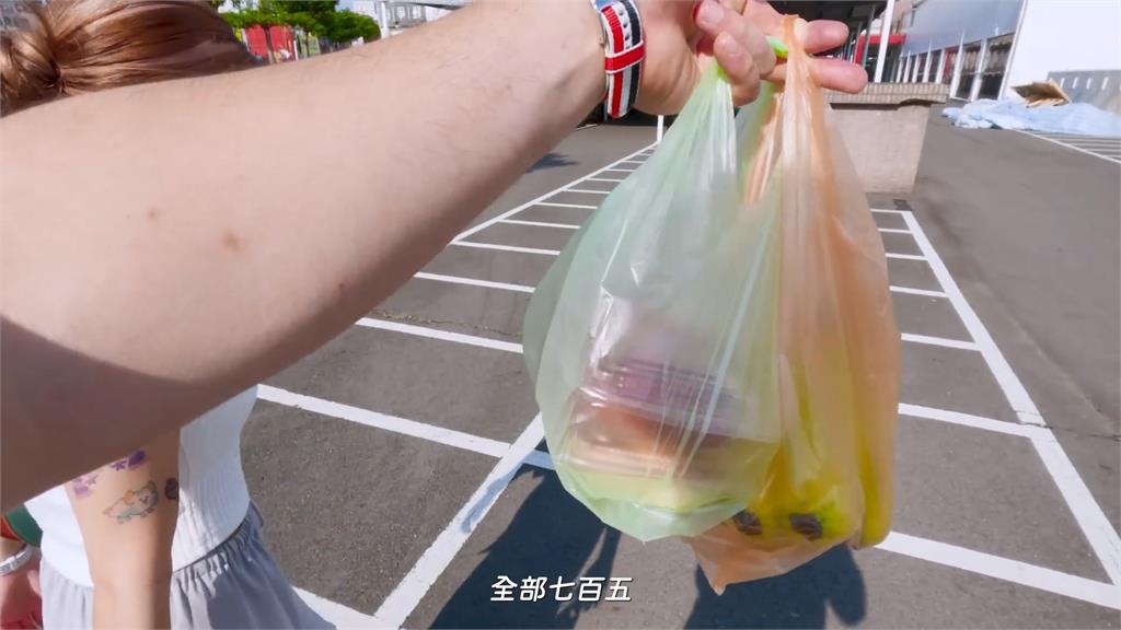 台韓夫妻逛黃昏市場被老闆娘「狂送折扣」 大讚:有禮貌人又好