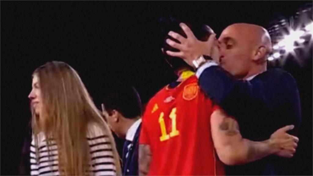 強吻女球員風波燒三週　西班牙足協主席下台拒道歉