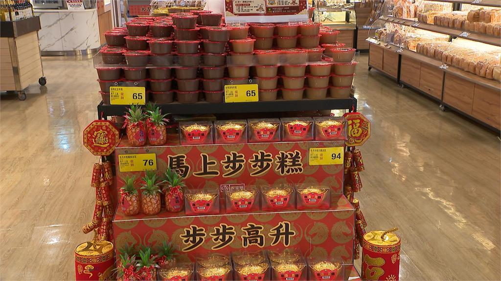 年節將近! 賣場現辦年貨人潮 零食.乾果禮盒買氣好