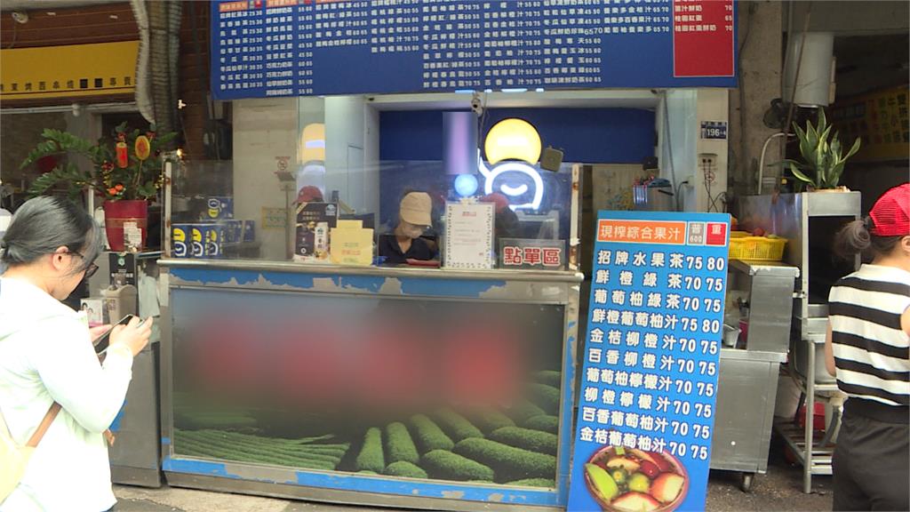 鮮奶茶加咖啡凍免費升級? 民眾撕開封膜驚見「四隻蜜蜂」