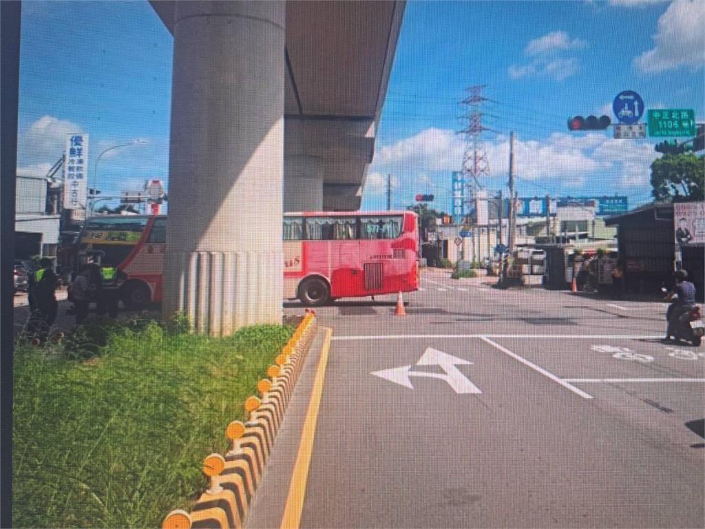 快新聞/桃園蘆竹遊覽車迴轉擦撞機車 騎士重傷送醫無大礙