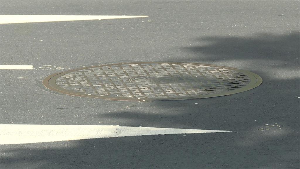 馬路上的「不定時炸彈」？　電纜短路點燃沼氣　人孔蓋爆炸嚇壞騎士